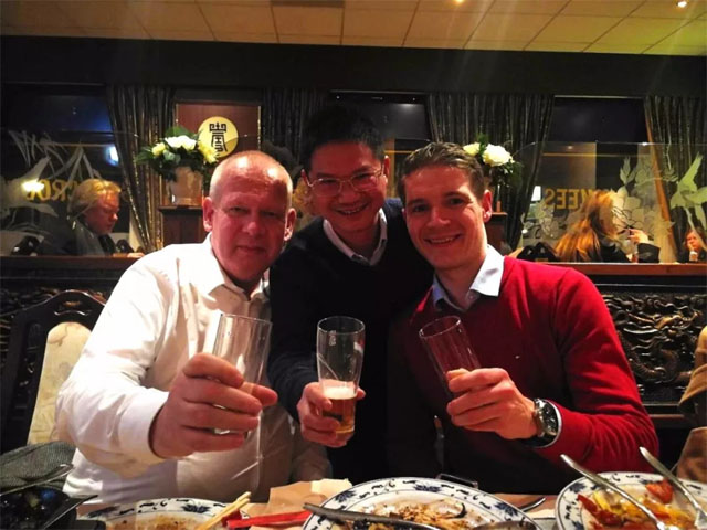 力聯(lián)思全球市場銷售總監(jiān)Fons Harbers(左)及力聯(lián)思技術服務經理Benny Luijsterburg(右)與博皓董事長賴厚平合影